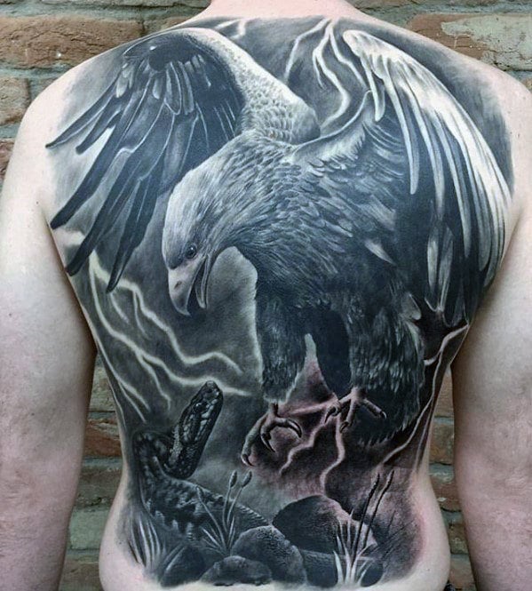 tatuaz orla na plecach 30