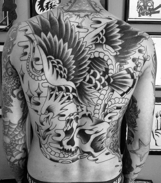 tatuaz orla na plecach 60