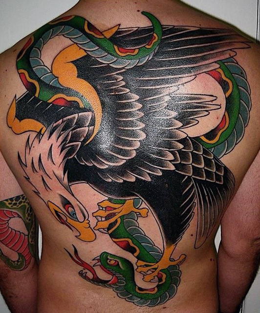 tatuaz orla na plecach 62