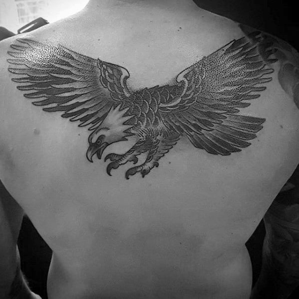 tatuaz orla na plecach 68