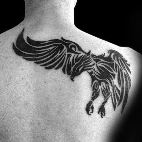 tatuaz orla na plecach 70