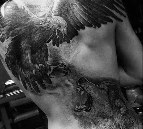 tatuaz orla na plecach 72