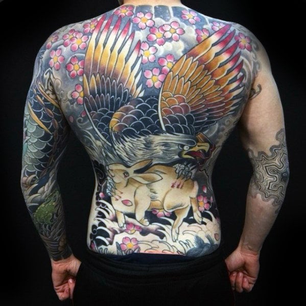 tatuaz orla na plecach 82