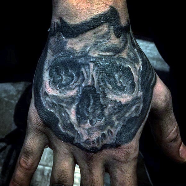 tatuaz czaszki na dloni 112
