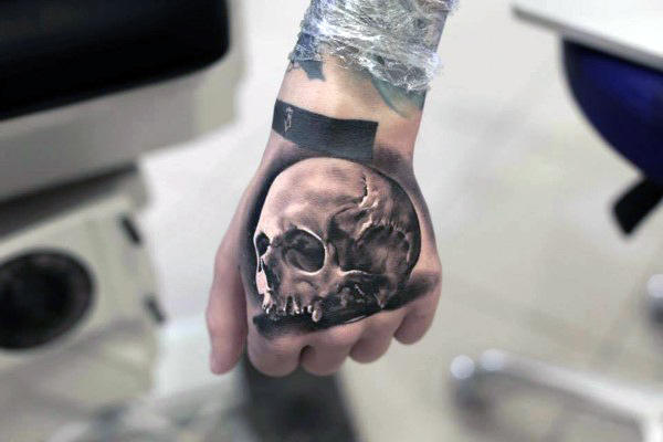 tatuaz czaszki na dloni 12