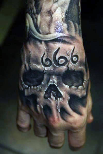 tatuaz czaszki na dloni 96