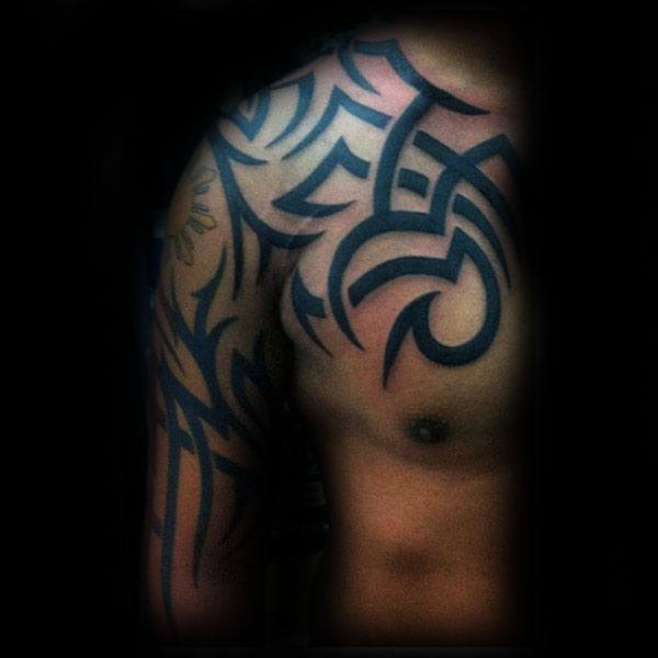 tatuaz tribal na ramieniu 102