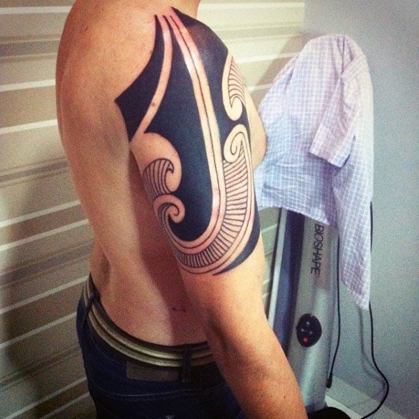 tatuaz tribal na ramieniu 110