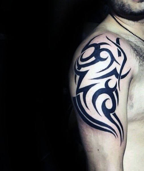 tatuaz tribal na ramieniu 122
