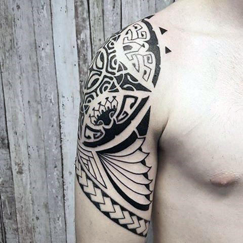 tatuaz tribal na ramieniu 124