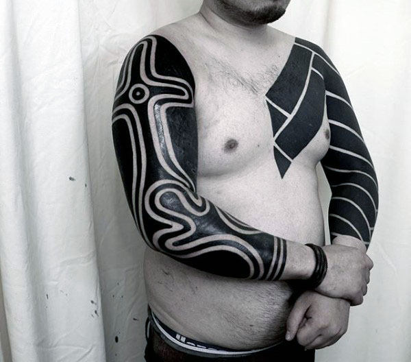 tatuaz tribal na ramieniu 16