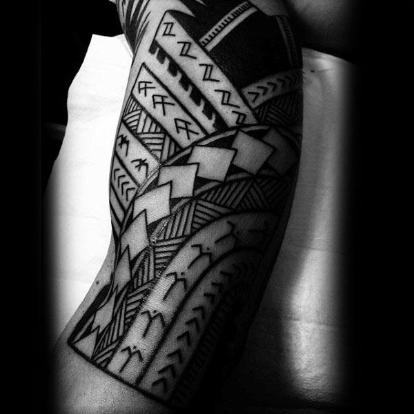 tatuaz tribal na ramieniu 18