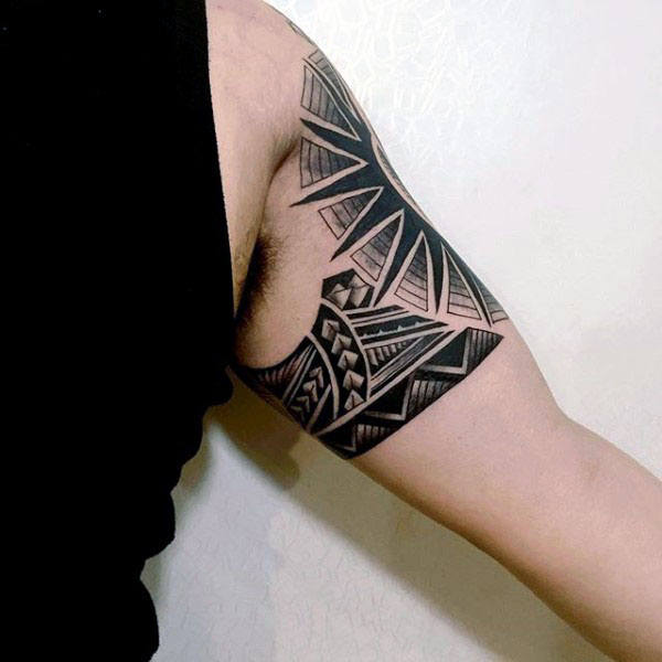 tatuaz tribal na ramieniu 28