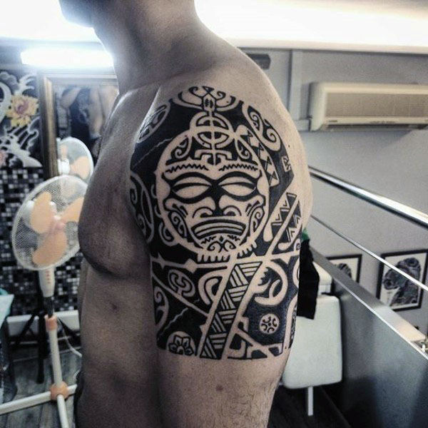 tatuaz tribal na ramieniu 30