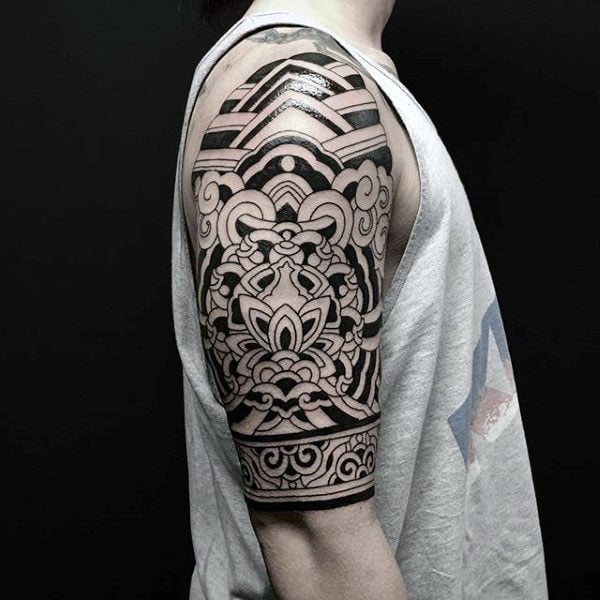 tatuaz tribal na ramieniu 32