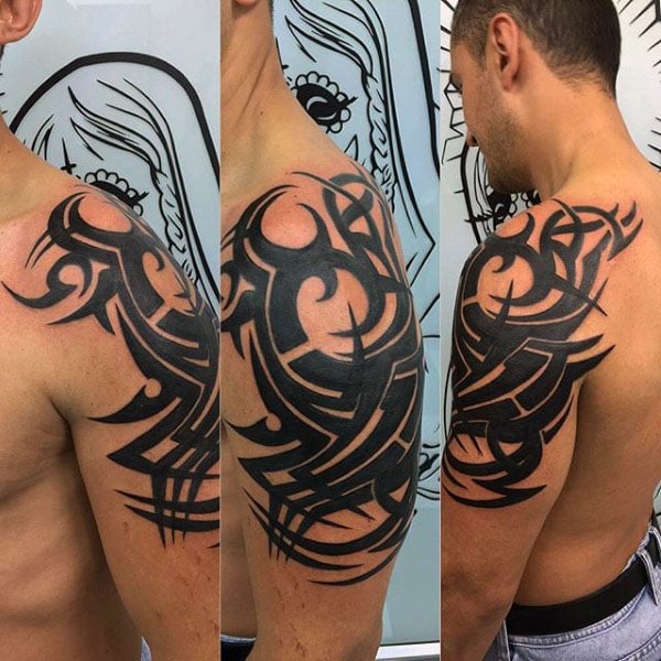 tatuaz tribal na ramieniu 48