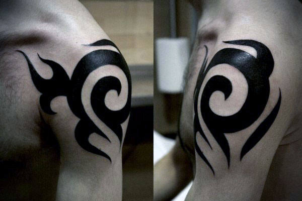 tatuaz tribal na ramieniu 60
