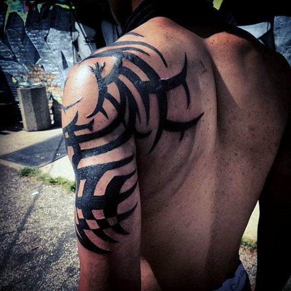 tatuaz tribal na ramieniu 62