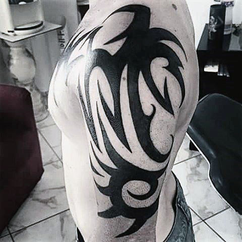 tatuaz tribal na ramieniu 66