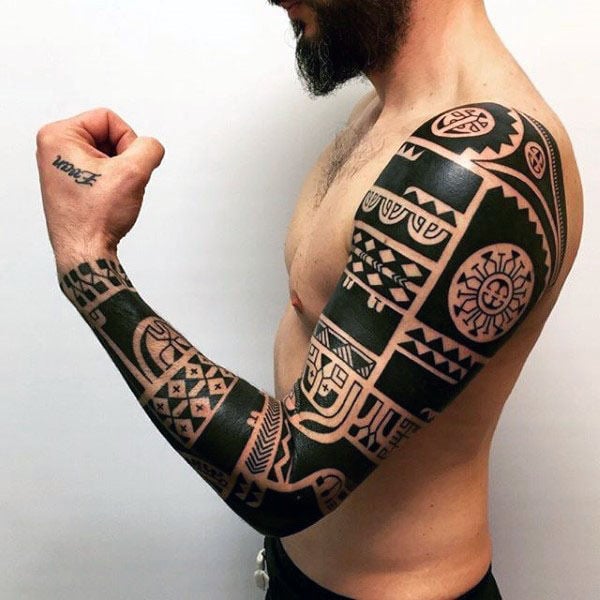 tatuaz tribal na ramieniu 68