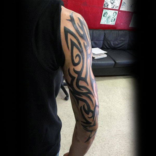 tatuaz tribal na ramieniu 80
