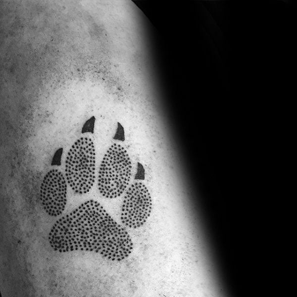 48 tatuaży związanych z wilkiem: z łapą, pazurem, tropem lub śladem po zadrapaniu