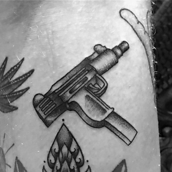 tatuaz uzi izraelski pistolet 22