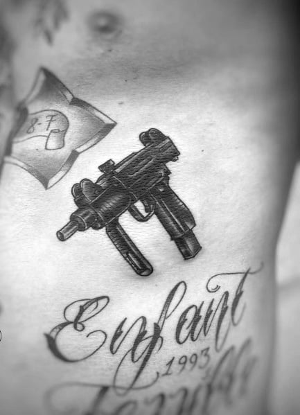 tatuaz uzi izraelski pistolet 36