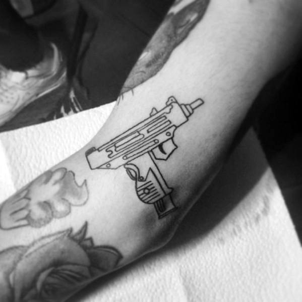tatuaz uzi izraelski pistolet 50