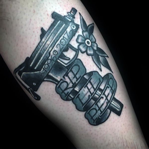 tatuaz uzi izraelski pistolet 54
