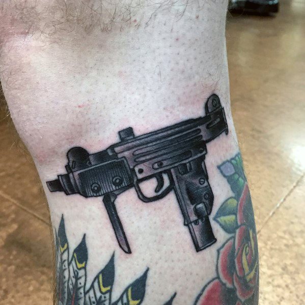 tatuaz uzi izraelski pistolet 78