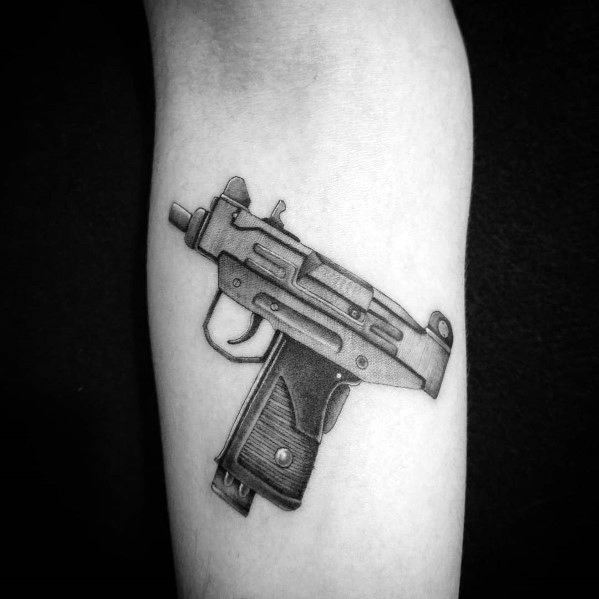 tatuaz uzi izraelski pistolet 82