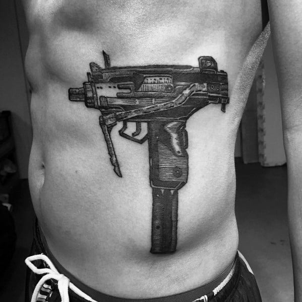 tatuaz uzi izraelski pistolet 90