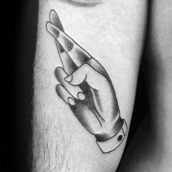 tatuaz skrzyzowane palce 08