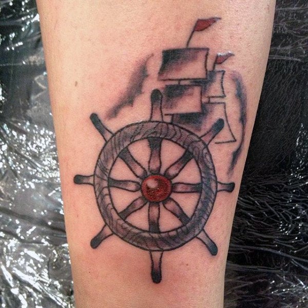 65 tatuaży ze sterami łodzi (ze znaczeniem)