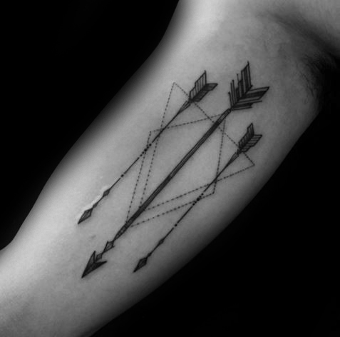 tatuaz strzalami geometrycznymi 12