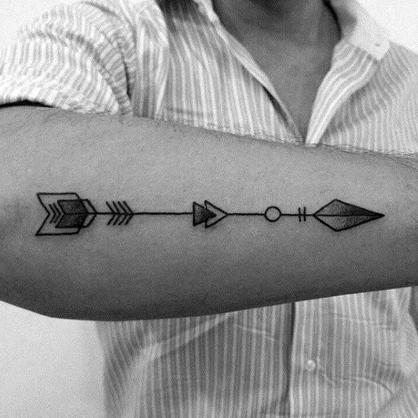 tatuaz strzalami geometrycznymi 24