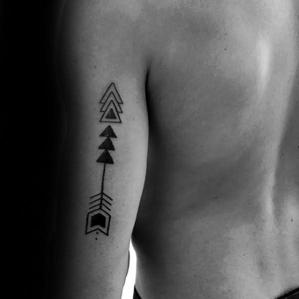 tatuaz strzalami geometrycznymi 56