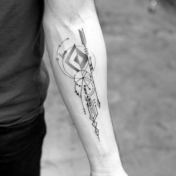 tatuaz strzalami geometrycznymi 72