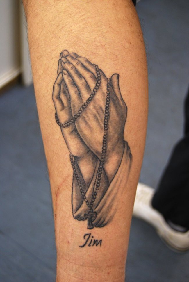 tatuaje manos rezando 127