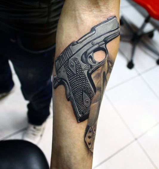 50 tatuagens de pistolas e revólveres (Com o significado)