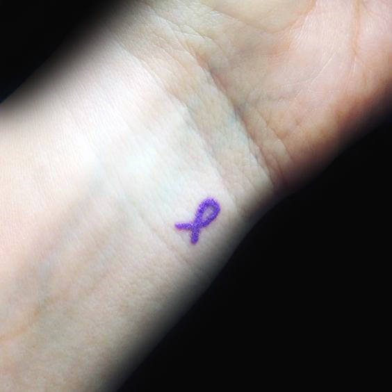 75 Tatuagens de laços contra o cancro (com o significado)