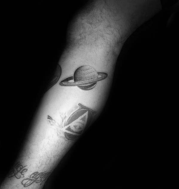 55 Tatuagens de Saturno – conheça sua força e significado