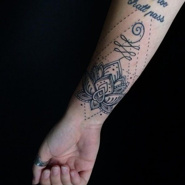 tatuagem geometrica 1492