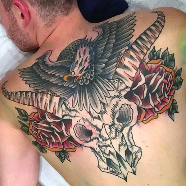 43 tatuagens de águias nas costas (com o significado)