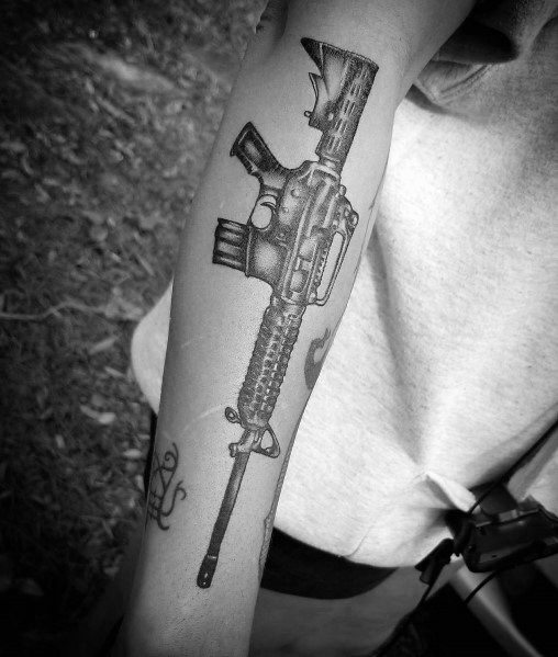 tatuagem AR 15 47