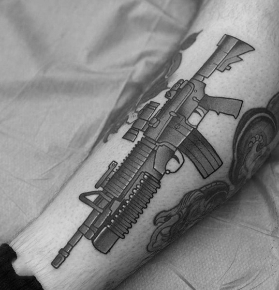 tatuagem AR 15 85
