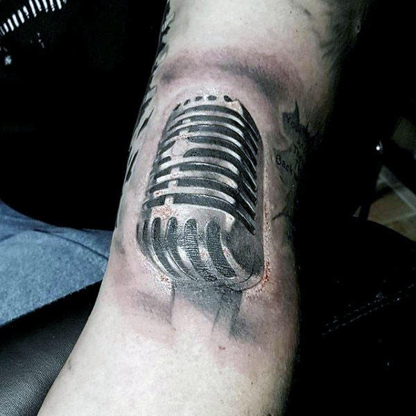 tatuagem microfone 106