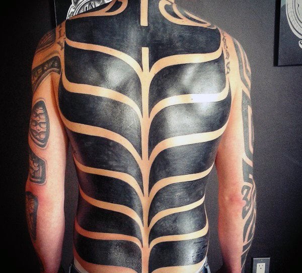 tatuagem tribal costas 110
