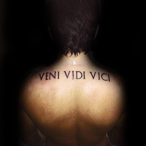 Tatuagem VENI VIDI VICI no Guilherme - Charlotte Tattoo
